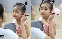 Lisa - con gái Khánh Thi 3 tuổi đã biết làm điệu