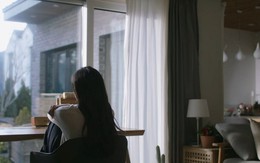 Đi làm xa, thi thoảng xem camera nhà mình lúc tối muộn nhưng thói quen gần đây của vợ làm tôi bối rối đỏ mắt