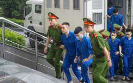Cảnh sát dẫn giải Shark Bình và 'ông trùm' lừa đảo Mr Pips vào phòng xét xử