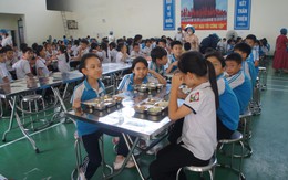 Tin sáng 31/10: Khoảnh khắc nhân viên gác chắn tàu cứu nữ sinh khỏi đầu xe container; Hà Nội yêu cầu minh bạch từng suất ăn bán trú