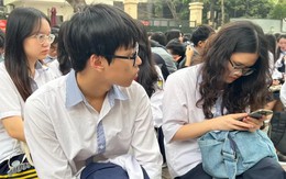 Con ôm máy tính cả tối, phụ huynh lo quá lệ thuộc AI