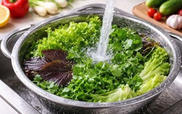 Lời khuyên cho tất cả các gia đình đang ngâm rau quả trong nước muối thay vì rửa kỹ dưới vòi nước
