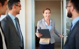 Cùng đến muộn, người EQ thấp vội viện cớ, người EQ cao chỉ nói một câu khiến ai cũng dễ chịu