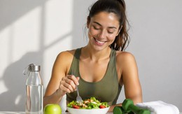 Phụ nữ tiền mãn kinh sau 40 tuổi có thực sự bị chậm chuyển hoá? 7 điều bác sĩ khuyên nên làm để giữ cơ, giữ dáng