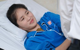 Xúc động khoảnh khắc giám đốc bệnh viện thăm cô giáo mất chân khi cứu học trò