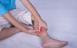 Bé gái 4 tuổi kêu đau chân nhưng gia đình vẫn chủ quan, đi khám bất ngờ phát hiện ung thư nguy cơ cao