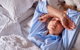 Ngủ đủ tiếng nhưng vẫn mệt rã rời: Cảnh báo giấc ngủ 'vỡ vụn' âm thầm tàn phá não bộ và sức khỏe toàn thân