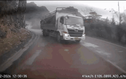 Khoảnh khắc xe tải mất lái, đánh võng né hàng loạt phương tiện trước khi đâm vách núi ở Phú Thọ