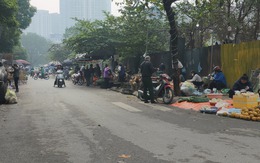 Hà Nội: Chợ cóc ngõ 70 Nguyễn Hoàng vẫn tồn tại dù đã có biển cấm