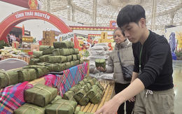 Ngày cận Tết Nguyên đán, gian hàng giò chả, bánh chưng ở Hội chợ Mùa Xuân bùng nổ doanh số