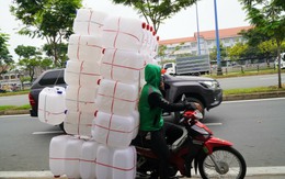 Quy định mới nhất về mức phạt xe máy chở hàng cồng kềnh năm 2026, người vi phạm có thể mất đến 14 triệu đồng