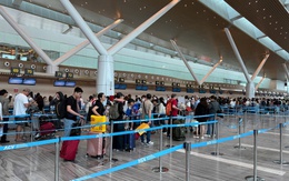 Sân bay Tân Sơn Nhất tấp nập ngày 25 Tết, check-in thuận tiện
