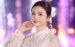 Vẻ đẹp 'không tuổi' của NSƯT Kiều Anh trong tà áo dài truyền thống