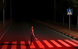 Không phải quảng cáo phim kinh dị, một đô thị Đan Mạch sử dụng đèn đường màu đỏ vì một lý do rất nhân văn