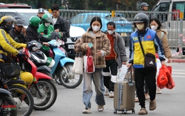 Hà Nội: Người dân 'tay xách nách mang' về quê đón Tết, cửa ngõ Thủ đô ùn tắc
