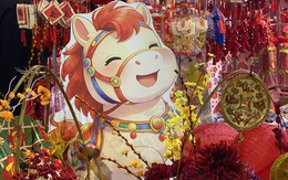 Hàng trang trí Tết 2026 ngập tràn thị trường, đỏ rực phố phường chuẩn bị đón xuân