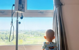 Bức ảnh gây xúc động mạnh ngày Tết tại một bệnh viện nhi: Nơi người lớn học cách mạnh mẽ từ những đứa trẻ