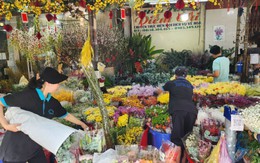 Chợ hoa lớn nhất TP Hồ Chí Minh đông nghịt người mua chiều 28 Tết