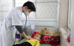 Ninh Bình: Bé 3 tuổi nhập viện cấp cứu sau khi uống nhầm axit trong chai nhựa