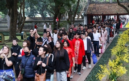 Người dân nườm nượp đổ về Văn Miếu xin chữ đầu năm