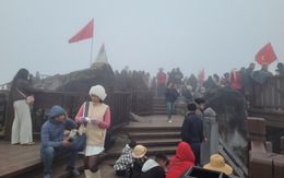 Đỉnh Fansipan ken đặc du khách ngày Mùng 4 Tết Nguyên đán