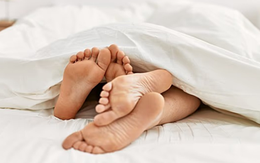 Làm 'chuyện ấy' trước khi đi ngủ có giúp ngủ ngon hơn? Chuyên gia giấc ngủ lý giải