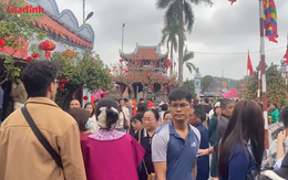 Cuối kỳ nghỉ Tết 2026, Phủ Dầy - Ninh Bình vẫn tấp nập dòng người lễ bái