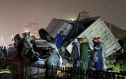 Hiện trường vụ tàu hỏa húc văng ô tô tải ở Hà Nội