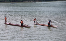 Mãn nhãn màn đua thuyền 'độc mộc' trên hồ Ba Bể