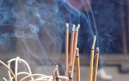 Thắp hương ngày vía Thần Tài bị tắt giữa chừng có phải điềm xui? Những điều đại kỵ cần tránh khi cúng để không mất lộc