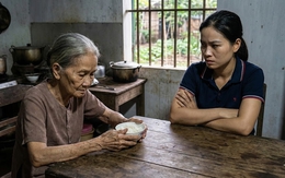 Con gái đi lấy chồng, xót xa nhìn mẹ đẻ bị chị dâu đối xử tệ bạc