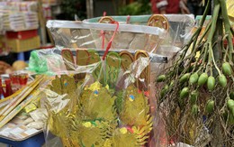 Người dân tất bật sắm đồ lễ cúng ông Công ông Táo