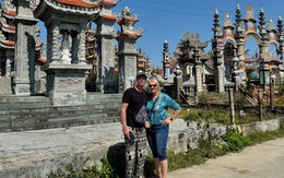 Du khách háo hức đi tham quan… nghĩa địa