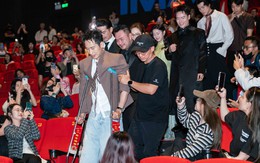 Xúc động hình ảnh Tuấn Trần chống nạng tới buổi ra mắt phim Tết