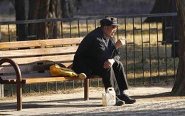 Tuổi già bị con cái thờ ơ, cụ ông ra một quyết định dứt khoát: Tất cả lập tức quay đầu