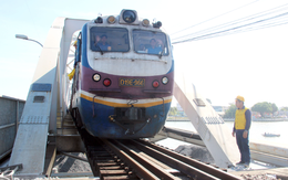 Đã thông tuyến đường sắt Bắc - Nam đoạn qua khu vực cầu Ghềnh sau 5 ngày bị gián đoạn