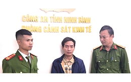 Sau nhiều năm lẩn trốn, một đối tượng ở Ninh Bình ra đầu thú