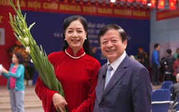 Vợ chồng NSƯT Chiều Xuân gây chú ý