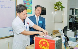 Hòm phiếu phụ đến tận buồng bệnh, đảm bảo quyền bầu cử của mọi công dân