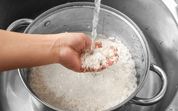 Nên nấu cơm bằng nước nóng hay nước lạnh? Thói quen quen thuộc nhưng nhiều người vẫn hiểu chưa đúng