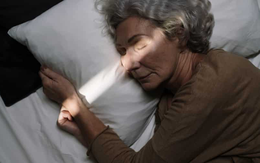 Tư thế ngủ quyết định tuổi thọ: 3 kiểu ngủ nguy hiểm nhiều người già mắc phải mà không biết