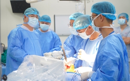 Người phụ nữ 60 tuổi ở Hà Nội được phẫu thuật thay khớp gối toàn phần dưới sự hỗ trợ của robot