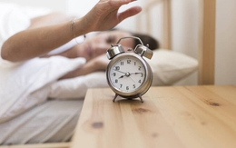Nhấn nút báo thức lại trên đồng hồ để ngủ thêm 5 phút nữa? Một bác sĩ tâm thần cảnh báo về "3 mối nguy hiểm tiềm ẩn"