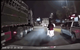 Hà Nội: Công an làm việc với tài xế, dựng lại hiện trường vụ xe bán tải tạt đầu xe máy khiến 3 người ngã xuống đường