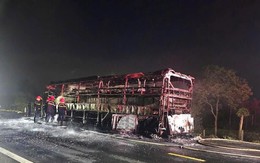 Video: Cận cảnh xe khách giường nằm chở 46 người nổ lốp, cháy ngùn ngụt trong đêm ở Đắk Lắk