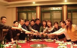 Đi họp lớp ở tuổi 42, tôi im lặng suốt buổi khi nghe bạn bè nói về tiền tỷ