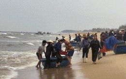 Bình minh ở chợ cá bên chân sóng