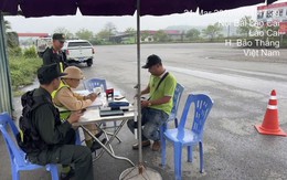 Một lái xe khách “ăn phạt”, bị trừ điểm giấy phép lái xe vì không nhường đường