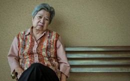 Dành trọn tuổi già chăm cháu, tôi cay đắng rời đi trong đêm khi thấy tên mình lưu trong danh bạ con dâu