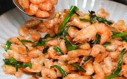 Mùa này ăn tôm sông rang hẹ đúng là "đỉnh của chóp", thêm một mẹo nhỏ xíu này vỏ tôm giòn tan, ngọt thịt lại cực tốt cho sức khỏe
